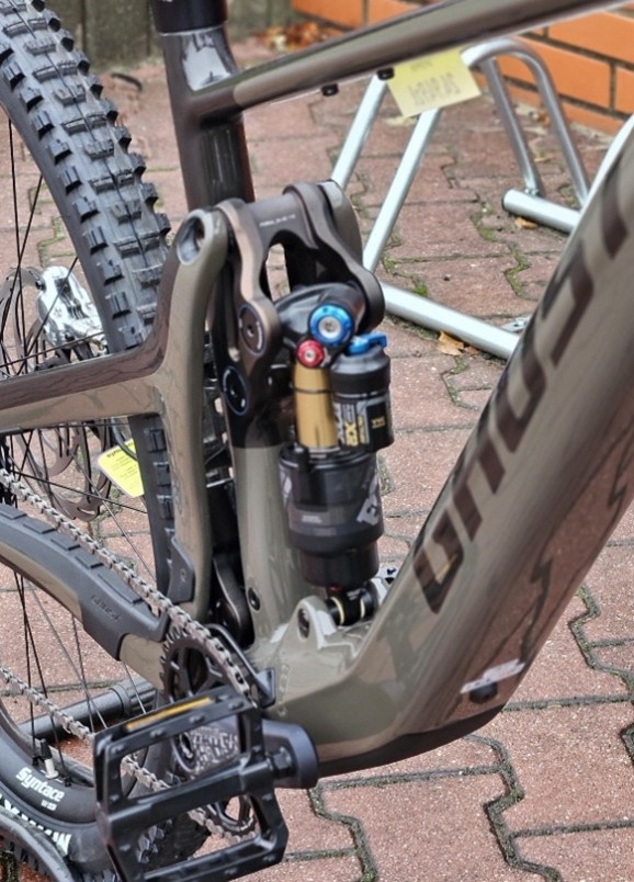 Zbliżenie na tylny amortyzator roweru Ghost.